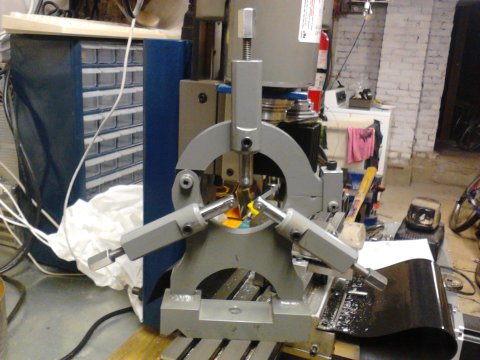 Steady rest with small bearing fingers installed